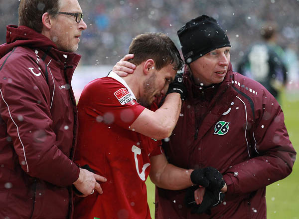 Huszti Szabolcs megsérült a Hannover-Hamburg mérkőzésen 2013-ban.