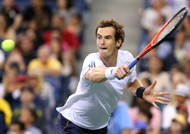 Andy Murray üti meg a labdát a Milos Raonic elleni mérkőzésén a nyolcaddöntőben a férfi egyes versenyben a US Openen 2012-ben.