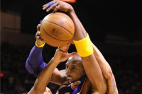 Kobe BRYANT, a Los Angeles Lakers játékosa (k) megszerez egy lepattanót George HILL-nek (j) és Tim DUNCAN-nek, a San Antonio Spurs játékosainak szorításában az észak-amerikai profi kosárlabda-bajnokság 2011. március 6-i mérkőzésén a texasi San Antonióban.