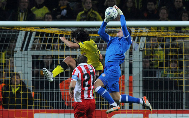 Megyeri Balázs fogja meg a labdát a Dortmund és az Olimpiakosz Bajnokok Ligája-mérkőzésén 2011 novemberében