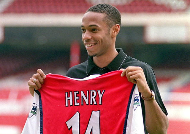 Thierry Henry mutatja a mezét az Arsenalnál, leigazolásának napján