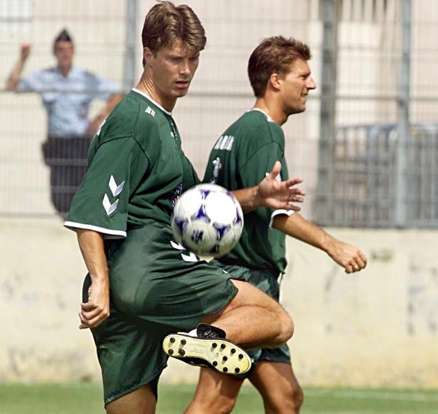 Michael és Brian Laudrup vesznek részt a dán labdarúgó-válogatott edzésén 1998-ban