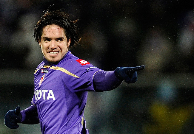 Juan Manuel Vargas, a Fiorentina perui játékosa ünnepli a gólját caspata egyik Serie A-s mérkőzésén 2011 márciusában