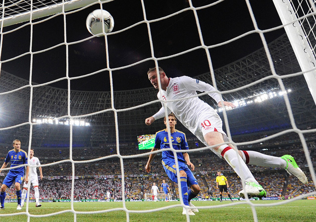 Wayne Rooney fejel gólt az Anglia-Ukrajna mérkőzésen az Európa-bajnokságon 2012-ben.