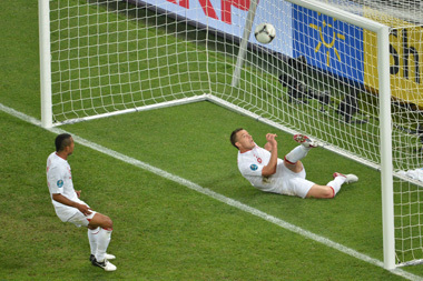 Az Ukrajna-Anglia Eb-találkozón John Terry szabadít fel a gólvonal mögül, Kassai Viktor nem adta meg a gólt - Fotó: AFP