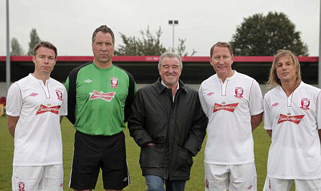 Greame Le Saux, David Seaman, Terry Venables, Ray Parlour és Claudio Caniggia a Wembley FC új igazolásaiként 2012-ben.