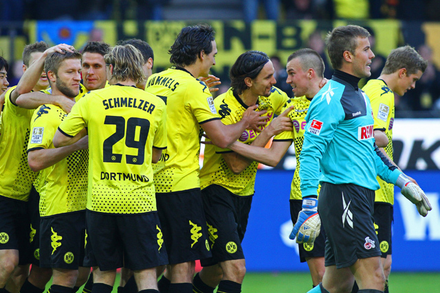 A Borussia Dortmund játékosai örülnek az 1. FC Köln ellen szerzett góljuknak a Bundesligában 2011 októberében