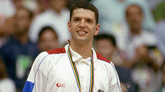 Drazen Petrovic egykori horvát válogatott, 1993-ban elhunyt kosárlabdázó az 1992-es barcelonai olimpiai döntő után