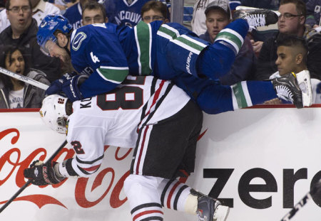 A Vancouver Canucks és a Chicago Blackhawks játékosának párharca a két csapat playoff mérkőzésén az NHL-ben 2011 áprilisában