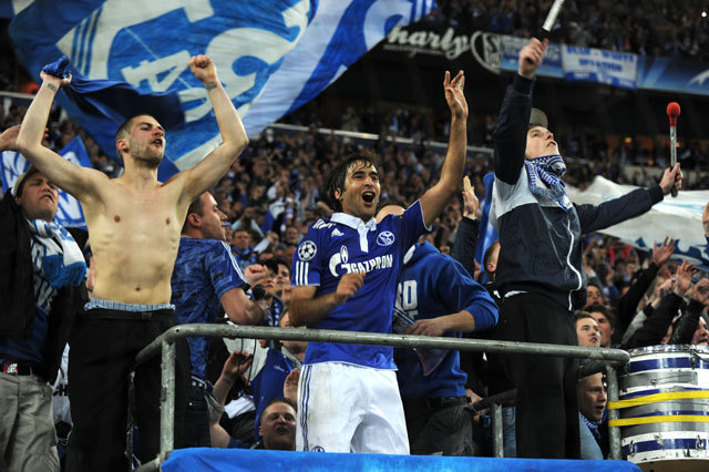 Raúl González ünnepel a Schalke szurkolóival az Inter elleni siker után