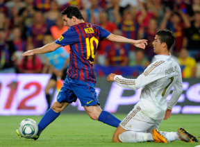 Lionel Messi a Barcelona és Cristiano Ronaldo, a Real Madrid játékosa a Spanyol Szuperkupa-döntőn