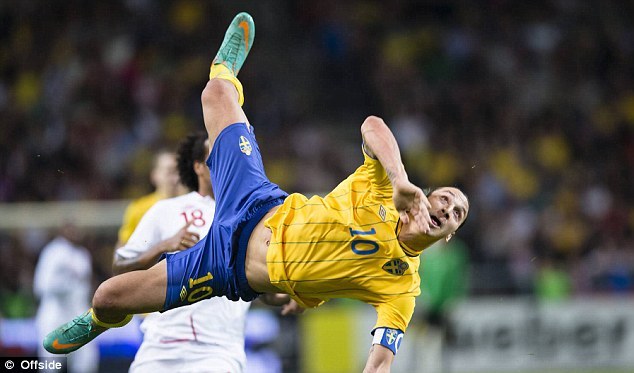 Zlatan Ibrahimovic, a svéd válogatott csatára az angolok elleni barátságos mérkőzésen ollózik a kapuba