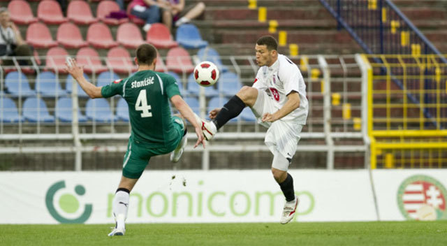 Sztanisics (b) és Andre Alves harcol a labdáért a májusi, fehérvári összecsapáson
