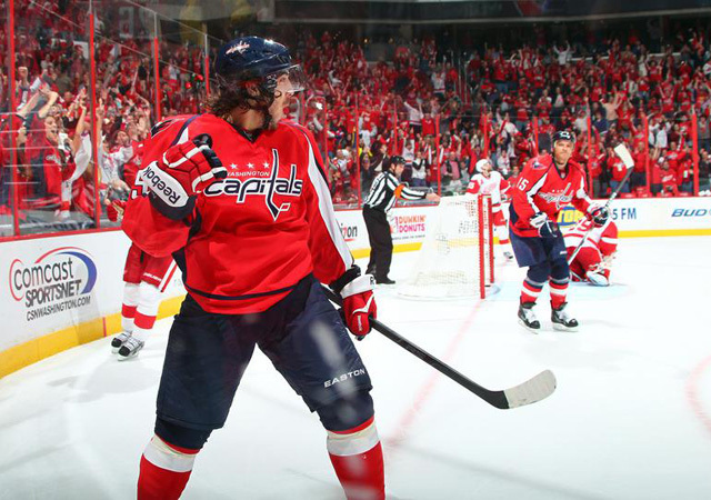 A Washington Capitals játékosa örül a Detroit Red Wings ellen szerzett gólnak az NHL-ben 2011 októberében