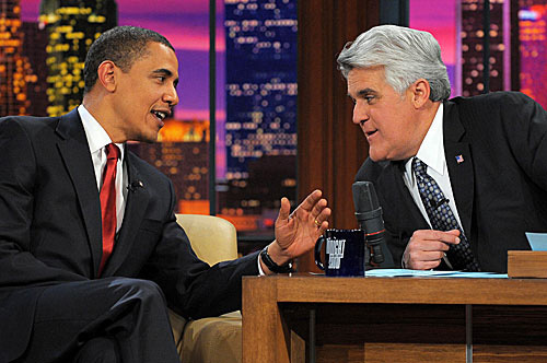 Barack Obama, az Amerikai Egyesült Államok elnöke és Jay Leno televíziós műsorvezető beszélgetnek a Tonight Show-ban 2011 októberében