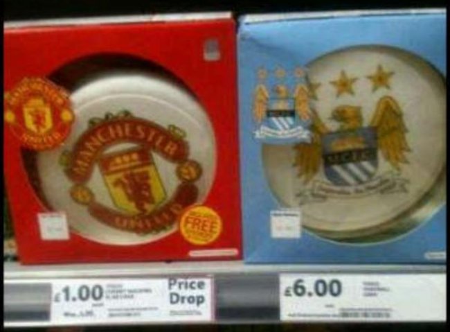Manchester United és Manchester City címerekkel ellátott sütik