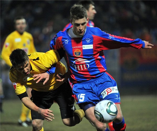 A Vasas és a Videoton játékosa küzdenek a két csapat bajnokiján 2011 februárjában
