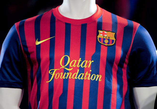 A szurkolók levetethetik a "Qatar Foundation" feliratot