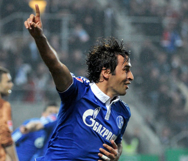 Raúl ünnepli a St. Pauli elleni gólját