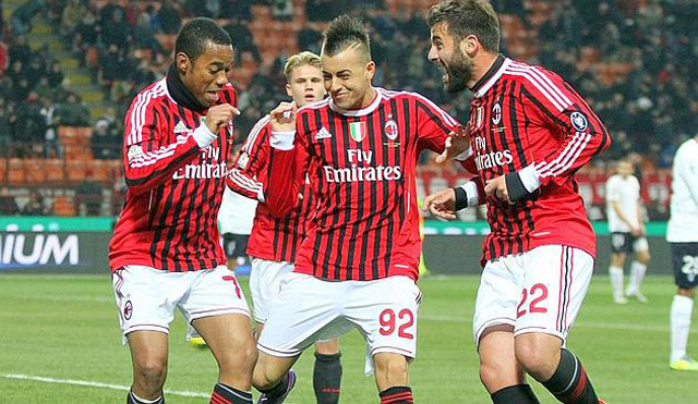 Az AC Milan játékosai ünnepli a Lazio ellen szerzett góljukat