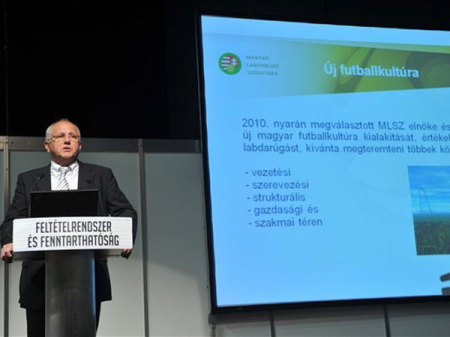Egervári Sándor elődást tart a Magyar Labdarúgás Fórumán 2011 februárjában