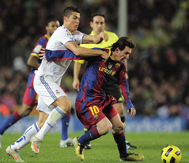 Messi és Ronaldo egymással harcol - Fotó: AFP