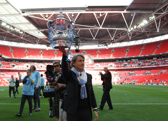 Roberto Mancini, az FA-kupával a kezében a Wembley Stadionban.