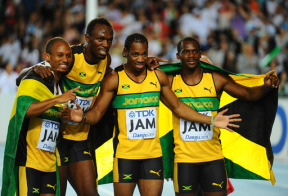 Michael Frater, Usain Bolt, Yohan Blake és Nesta Carter, a jamaicai 4x100-as váltó ünnepli világbajnoki címét a tegui atlétikai vb zárónapján.
