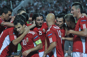 A magyar válogatott játékosai örülnek a svédek elleni Eb-selejtezőn aratott győzelemnek
