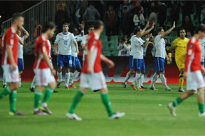 A holland csapat tagjai integetnek a közönségnek, a magyar válogatott labdarúgói levonulnak a pályáról a Magyarország-Hollandia labdarúgó Európa-bajnoki selejtező mérkőzés végén a Puskás Ferenc Stadionban.