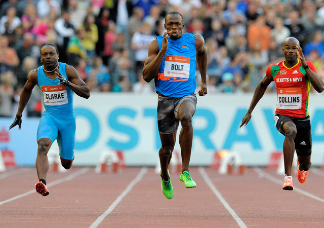 Usain Bolt küzd ellenfeleivel az ostravai atlétikai nagydíj 100 méteres síkfutószámában 2012-ben.