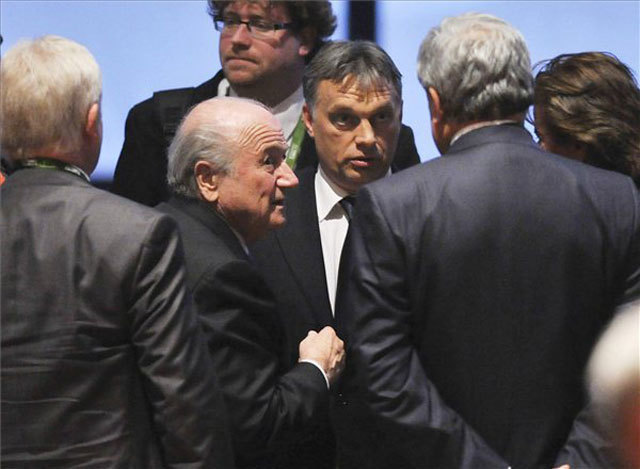 Joseph Blatter, a Nemzetközi Labdarúgó-szövetség, a FIFA svájci elnöke, Orbán Viktor miniszterelnök (b-j) és Csányi Sándor, a Magyar Labdarúgó Szövetség elnöke (háttal, j) beszélget a FIFA kongresszusának nyitórendezvényén a Budapest Kongresszusi Központban. 