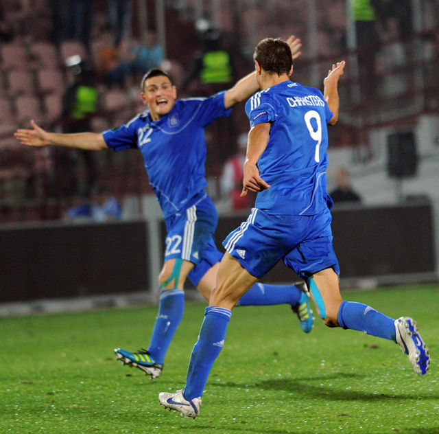 Hariszteasz és Papadopulosz ünnepli a görög válogatott Grúzia ellen szerzett gólját az Európa-bajnoki selejtezőn.