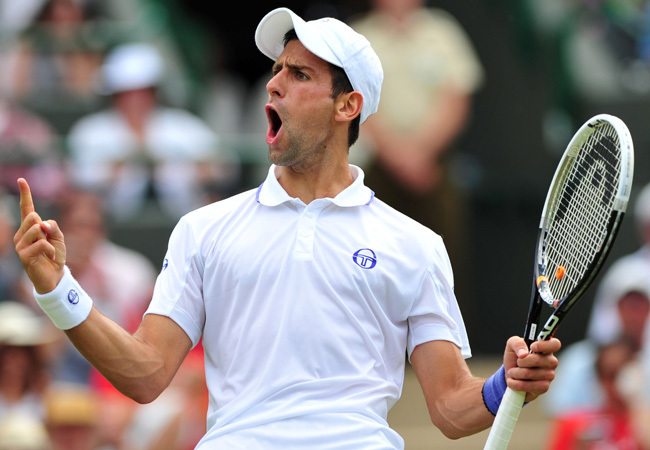 Novak Djokovics örül a Michael Llodra elleni győzelmének a wimbledoni tenisztornán 2011 júniusában