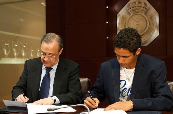 Florentino Pérez klubelnök és Raphaël Varane aláírják a játékos szerződését a Real Madridhoz 2011 júniusában