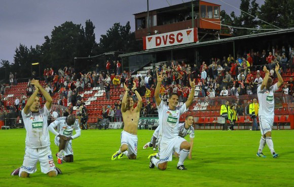 A Debrecen játékosainak öröme a Ferencváros ellen megnyert NB I-es bajnoki mérkőzés után az Oláh Gábor utcai Stadionban 2011 júliusában