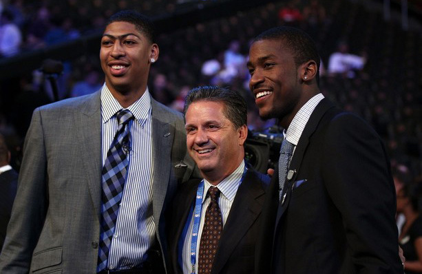 Anthony Davis, John Calipari és Michael Kidd-Gilchrist az NBA draftján 2012-ben.