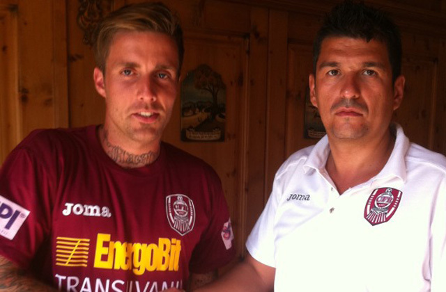 Vass Ádám a szerződése aláírásakor a CFR Cluj csapatánál 2012-ben.