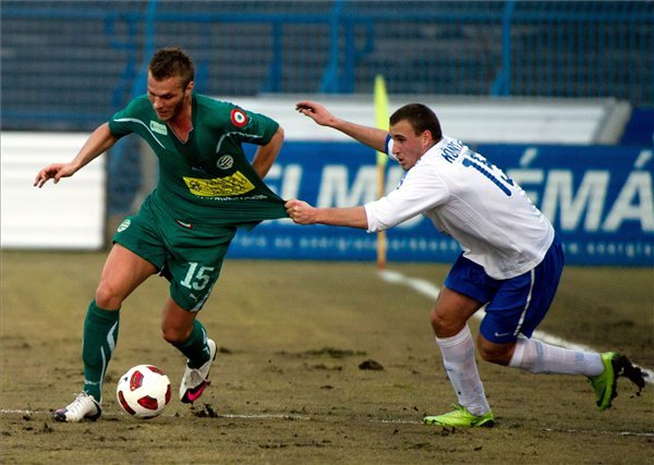 Völgyi Dániel és Könyves Norbert (jobbra, MTK) küzd a labdáért a labdarúgó Monicomp Liga 19. fordulójában játszott MTK Budapest-Győri ETO FC mérkőzésen a Hidegkuti Nándor Stadionban. 
