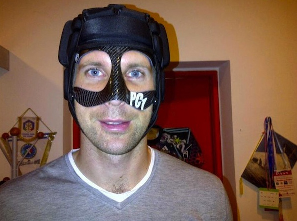 Petr Cech, a chelsea cseh válogatott kapusa maszkban és fejvédőben