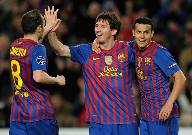 Andrés Iniesta, Lionel Messi és Pedro örülnek Messi egyik góljának a Barcelona-Leverkusen mérkőzésen a Bajnokok Ligája nyolcaddöntőjének visszavgóján.