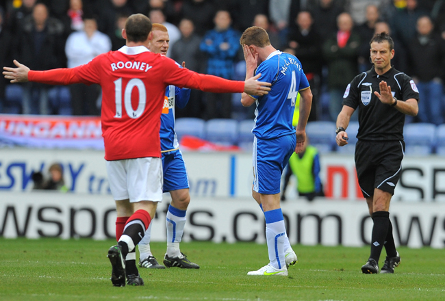 Rooney könyököse a Wigan ellen - Fotó: AFP