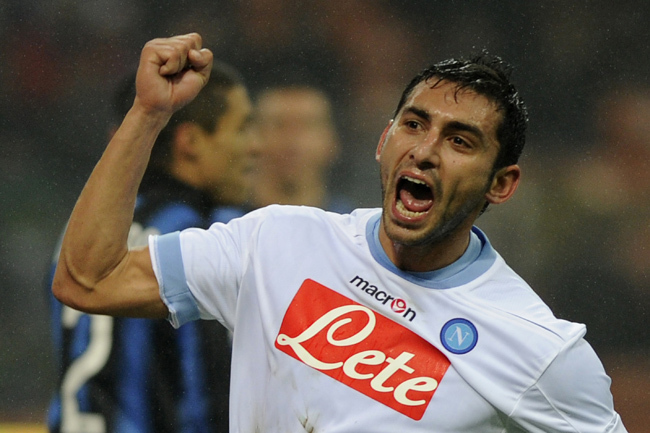 Michele Pazienza a Napoli játékosaként szerzett gólját ünnepli a Milan ellen.