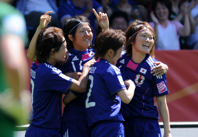 A japán női labdarúgó-válogatott tagjainak gólöröme Új-Zéland ellen a világbajnokságon 2011 júniusában