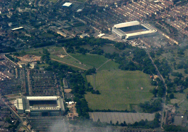 Madártávlati kép az Anfield Road és a Goodison Park, a Liverpool FC és az Everton FC stadionjairól