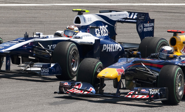 Nico Hülkenberg és Sebastian Vettel csatázik a Brazil Nagydíjon 2010-ben. 