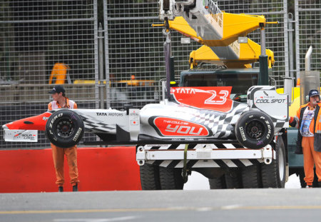 A Hispania autóját emeli ki a daru a pályáról az Ausztrál Nagdíj egyik szabadedzésén 2011 márciusában