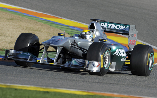 Nico Rosberg vezeti a Mercedesét a Forma-1-es Európa Nagydíjon Valenciában 2011 júniusában