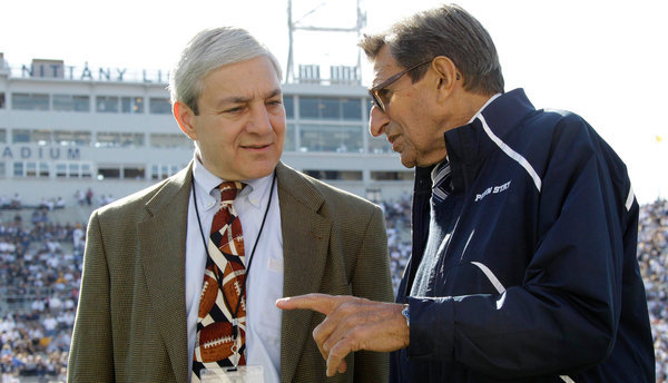 Graham B. Spanier és Joe paterno a Penn State Egyetem amerikai focicsapatának elnöke és vezetőedzője
