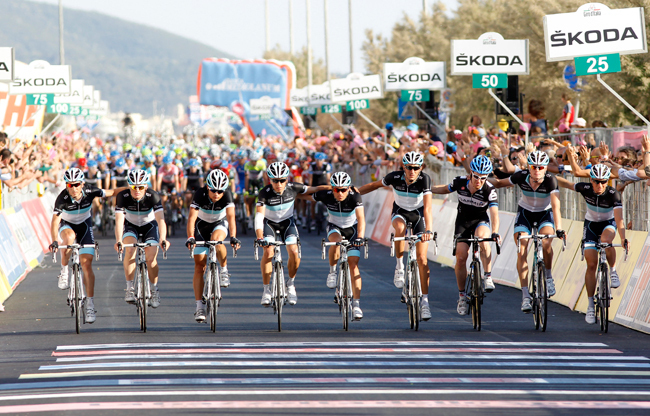 A Leopard-csapat tagjai kerekeznek a Giro'd Italia negyedik szakaszán a célba.